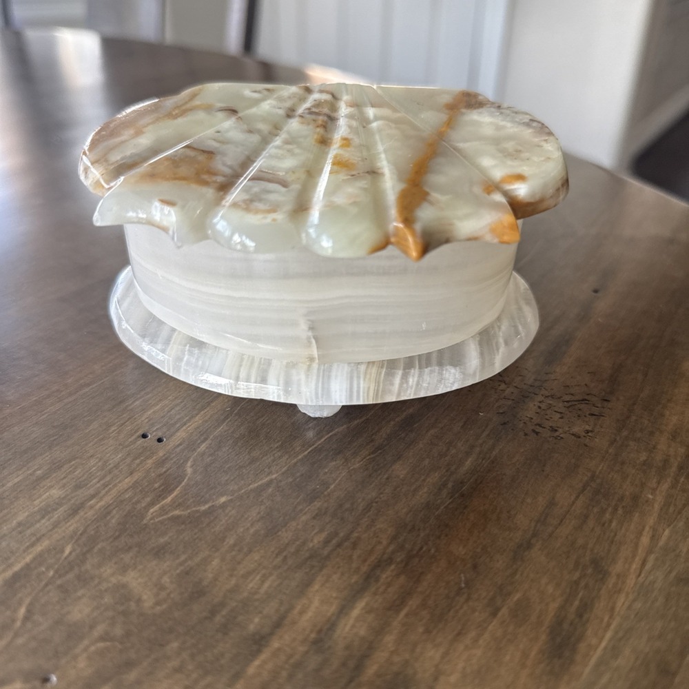 Vintage Clam Shell Shaped Onyx Alabaster Marble Trinket Jewelry Box Hinged Lid